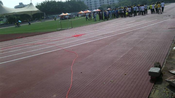 學(xué)?；旌闲拖鹉z跑道特性介紹