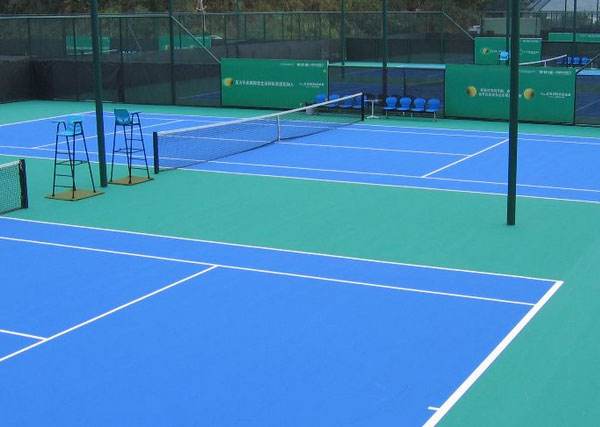 玉環(huán)市硅pu球場(chǎng)材料，這種材料不僅十分經(jīng)濟(jì)，而且還很環(huán)保，不僅受到管理方的喜歡，也受到了廣大運(yùn)動(dòng)愛(ài)好者的好評(píng)。那在日常管理過(guò)程中應(yīng)該如何保養(yǎng)和維護(hù)硅pu球場(chǎng)呢？